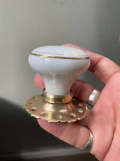 paire de poignées rondes en porcelaine et cuivre art déco