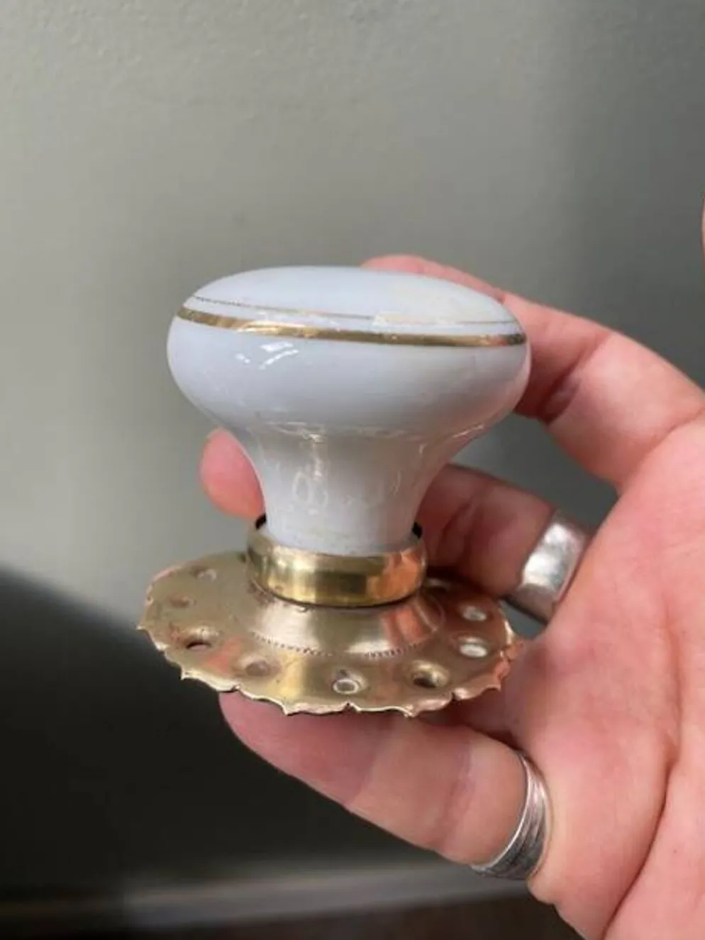 paire de poignées rondes en porcelaine et cuivre art déco