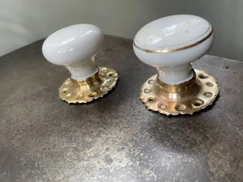 paire de poignées rondes en porcelaine et cuivre art déco