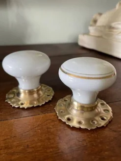 paire de poignées rondes en porcelaine et cuivre art déco
