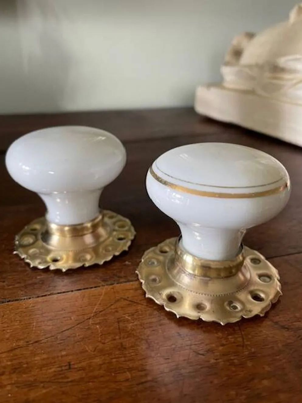 paire de poignées rondes en porcelaine et cuivre art déco