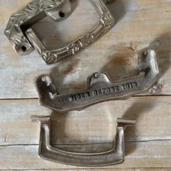 Paire de poignées tombantes métal argenté style art déco