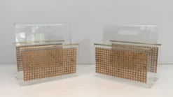 Paire de porte-revues en plexiglas, laiton et cannage incrusté dans le goût de Christian Dior et Gabriella Crespi