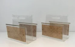 Paire de porte-revues en plexiglas, laiton et cannage incrusté dans le goût de Christian Dior et Gabriella Crespi