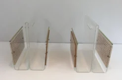 Paire de porte-revues en plexiglas, laiton et cannage incrusté dans le goût de Christian Dior et Gabriella Crespi