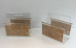 Paire de porte-revues en plexiglas, laiton et cannage incrusté dans le goût de Christian Dior et Gabriella Crespi