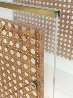 Paire de porte-revues en plexiglas, laiton et cannage incrusté dans le goût de Christian Dior et Gabriella Crespi