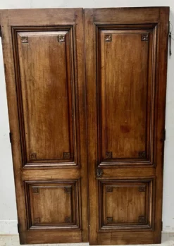 Paire de portes a deux panneaux en noyer massif XVIII siècle