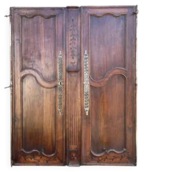 Paire de portes d’armoire Louis XV en chêne – XVIIIe siècle