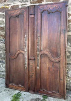 Paire de portes d’armoire Louis XV en chêne – XVIIIe siècle