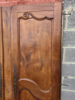 Paire de portes de placard style Louis XV en merisier massif