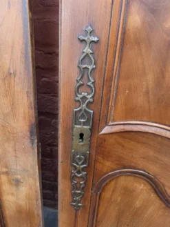 Paire de portes de placard style Louis XV en merisier massif