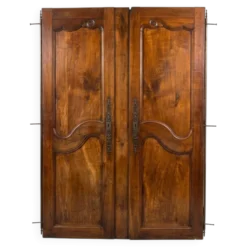 Paire de portes de placard style Louis XV en merisier massif