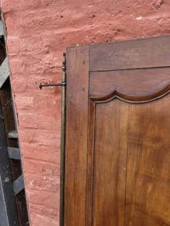 Paire de portes de placard style Louis XV en merisier massif