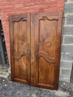 Paire de portes de placard style Louis XV en merisier massif