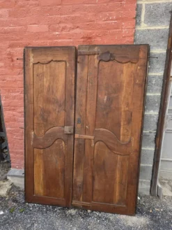 Paire de portes de placard style Louis XV en merisier massif