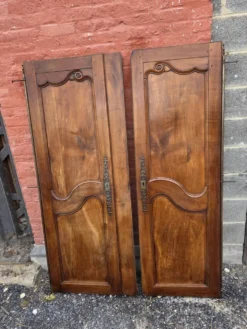 Paire de portes de placard style Louis XV en merisier massif