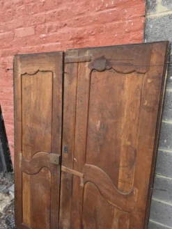 Paire de portes de placard style Louis XV en merisier massif