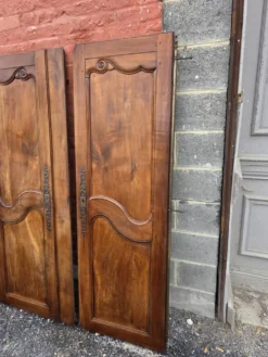 Paire de portes de placard style Louis XV en merisier massif