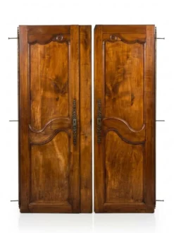 Paire de portes de placard style Louis XV en merisier massif