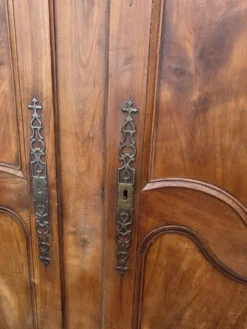 Paire de portes de placard style Louis XV en merisier massif