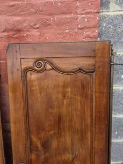 Paire de portes de placard style Louis XV en merisier massif