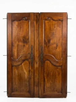 Paire de portes de placard style Louis XV en merisier massif