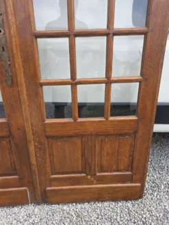 Paire de portes de séparation en chêne petits carreaux XXe
