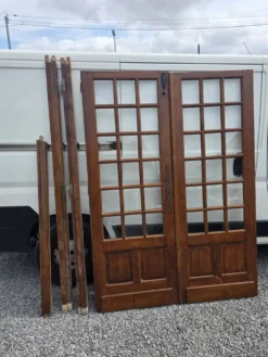 Paire de portes de séparation en chêne petits carreaux XXe