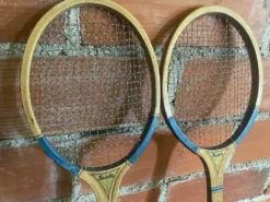 Paire de raquettes de tennis anciennes Majestic en bois, années 50