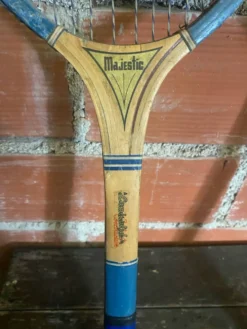 Paire de raquettes de tennis anciennes Majestic en bois, années 50