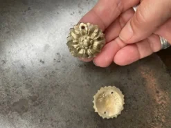 Paire de rosaces en laiton anciennes numérotées pour décoration meuble