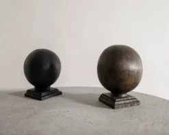 Paire de sculptures rondes vintage en bois noir et marron