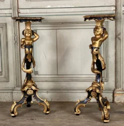 Paire de sellettes en bois sculpté, patine noire et dorée vers 1900