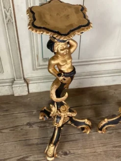 Paire de sellettes en bois sculpté, patine noire et dorée vers 1900