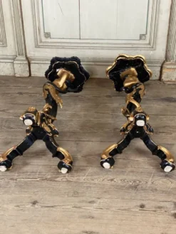 Paire de sellettes en bois sculpté, patine noire et dorée vers 1900