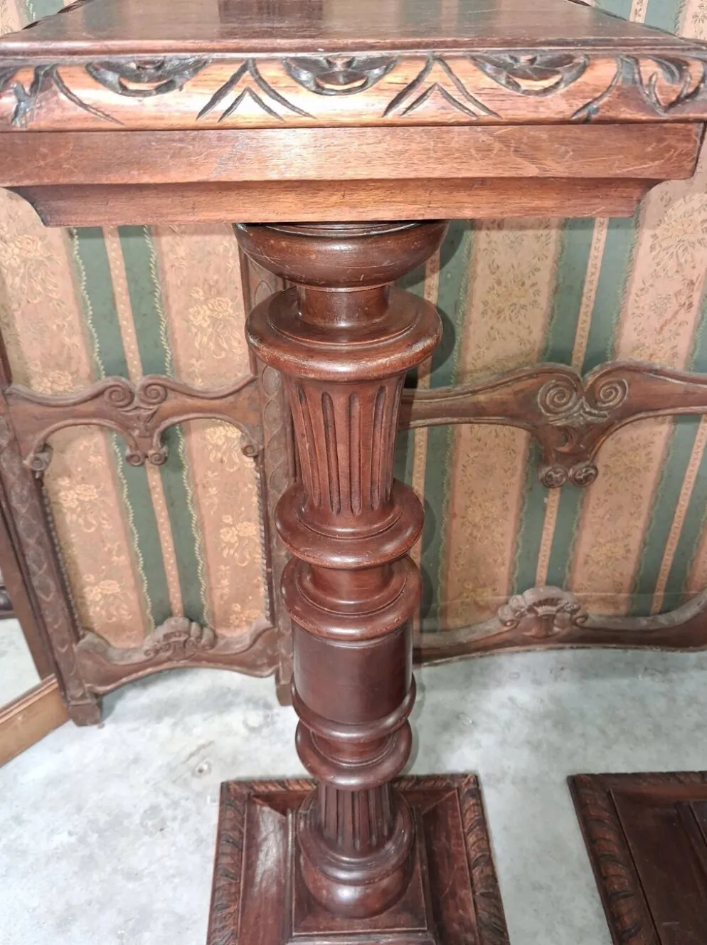 Paire de sellettes style Renaissance en noyer - époque XIXeme