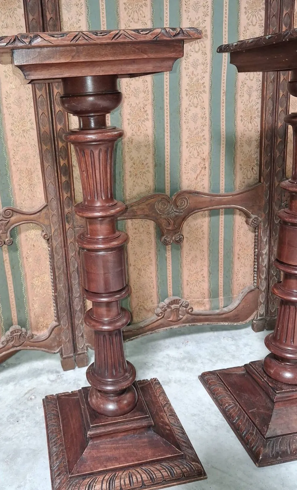 Paire de sellettes style Renaissance en noyer - époque XIXeme