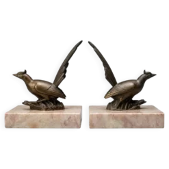 Paire de serre-livres Art Déco aux oiseaux – régule patiné et marbre rose