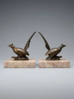 Paire de serre-livres Art Déco aux oiseaux – régule patiné et marbre rose