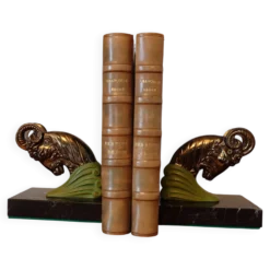 Paire de serre-livres Art Déco têtes de bélier, métal patiné et marbre noir