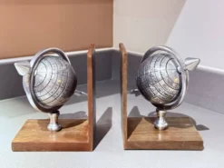 Paire de serre-livres Atlas Globe du 20ème siècle en métal et bois, supports décoratifs pour livres.