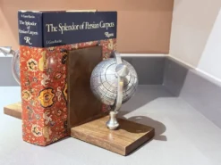 Paire de serre-livres Atlas Globe du 20ème siècle en métal et bois, supports décoratifs pour livres.