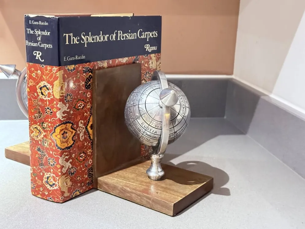 Paire de serre-livres Atlas Globe du 20ème siècle en métal et bois, supports décoratifs pour livres.