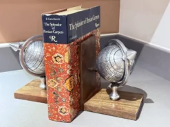 Paire de serre-livres Atlas Globe du 20ème siècle en métal et bois, supports décoratifs pour livres.