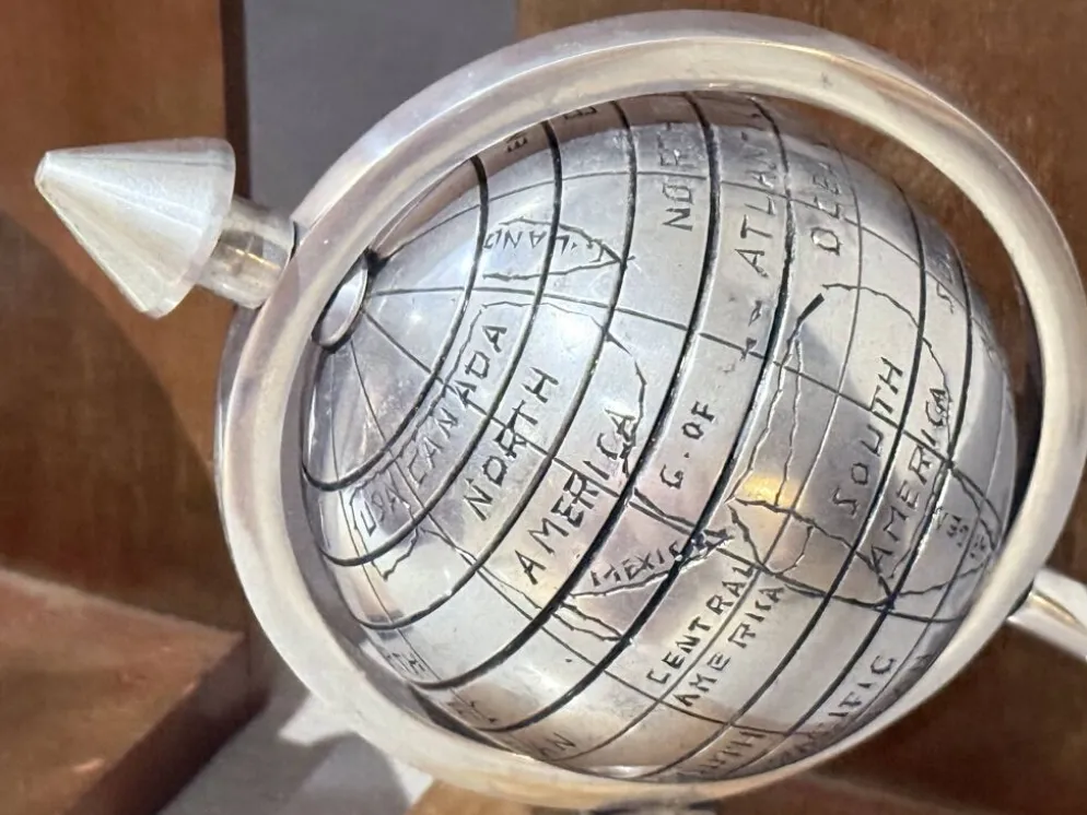 Paire de serre-livres Atlas Globe du 20ème siècle en métal et bois, supports décoratifs pour livres.