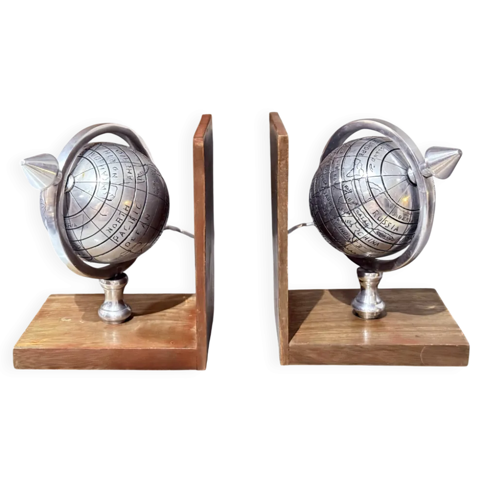 Paire de serre-livres Atlas Globe du 20ème siècle en métal et bois, supports décoratifs pour livres.
