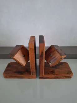 Paire de serre-livres avec dés en bois