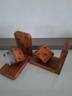 Paire de serre-livres avec dés en bois