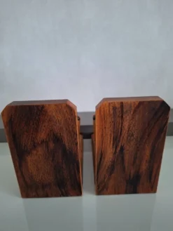Paire de serre-livres avec dés en bois
